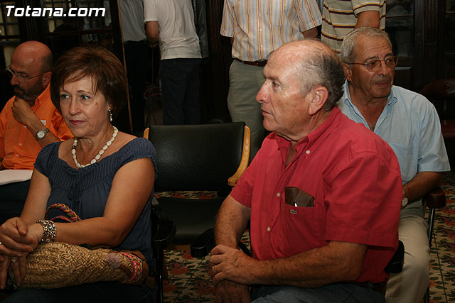 Autoridades municipales asisten a la presentacin de la “Gua Geolgica del Parque Regional de Sierra Espuña” - 1