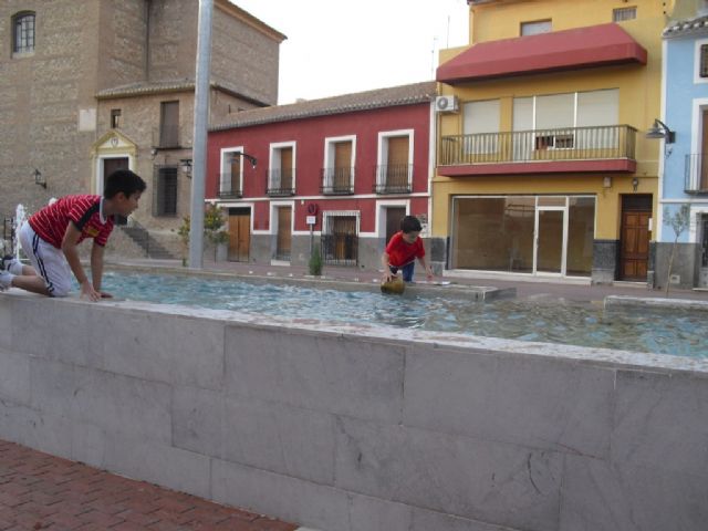 IU de Pliego alerta del peligro de la fuente de la plaza por su profundidad - 1, Foto 1