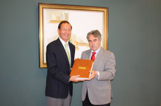 Cámara recibe el catálogo personalizado de la exposición dedicada a Alfonso X El Sabio - 1, Foto 1