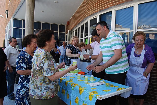 Los socios del Centro de Personas Mayores, del Servicio de Estancias Diurnas y los usuarios del SEDA disfrutan de una limonada, Foto 1