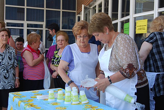 Los socios del Centro de Personas Mayores, del Servicio de Estancias Diurnas y los usuarios del SEDA disfrutan de una limonada, Foto 2