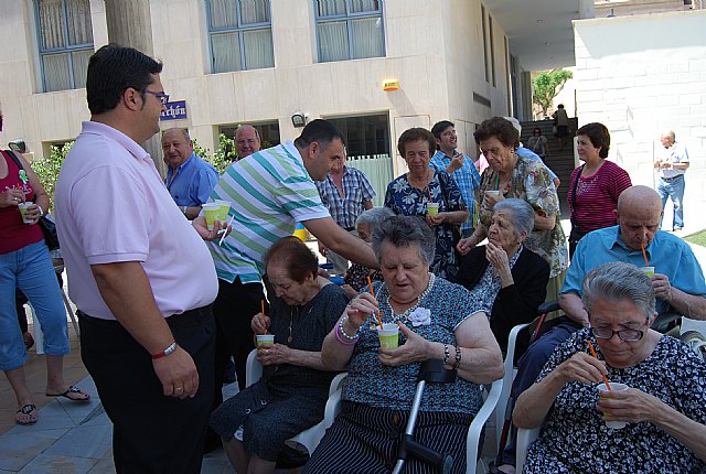 Los socios del Centro de Personas Mayores, del Servicio de Estancias Diurnas y los usuarios del SEDA disfrutan de una limonada, Foto 3