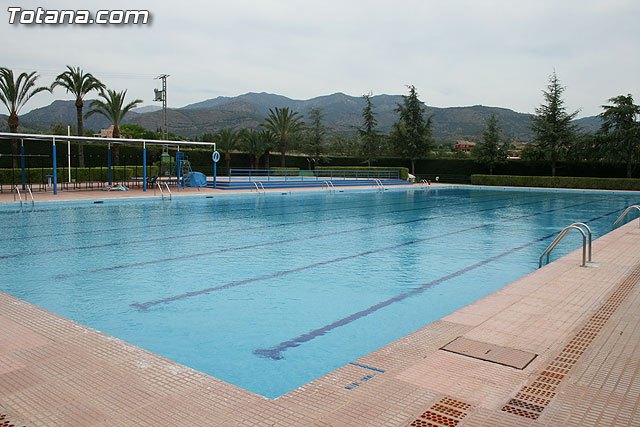 Mañana mircoles, da de la Regin, se abrirn las piscinas del polideportivo municipal 