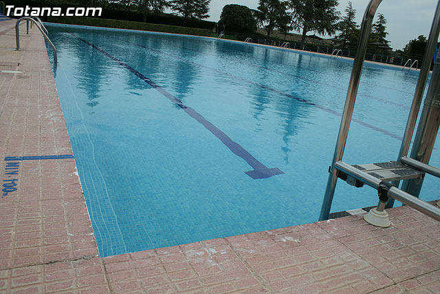 Mañana mircoles, da de la Regin, se abrirn las piscinas del polideportivo municipal 