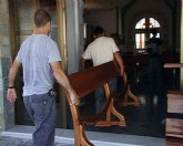 El Ayuntamiento de Lorca entrega a la iglesia de La Hoya 50 bancos y cuatro reclinatorios