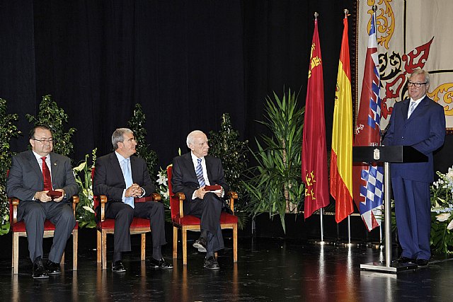 Valcárcel afirma que los estatutos de autonomía deben hacer más región, no menos España - 1, Foto 1