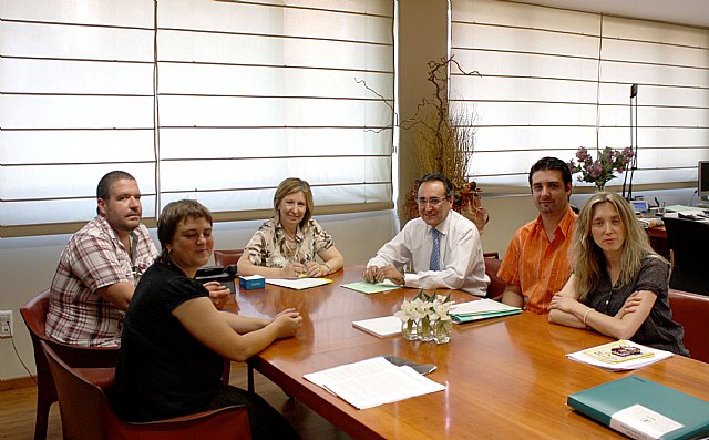 Palacios se reúne con representantes de distintos colectivos de lesbianas, gays, transexuales y bisexuales de la Región - 1, Foto 1