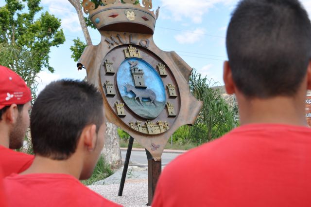 Un gran escudo de Mula realizado por la Escuela Taller preside la entrada a la ciudad - 2, Foto 2