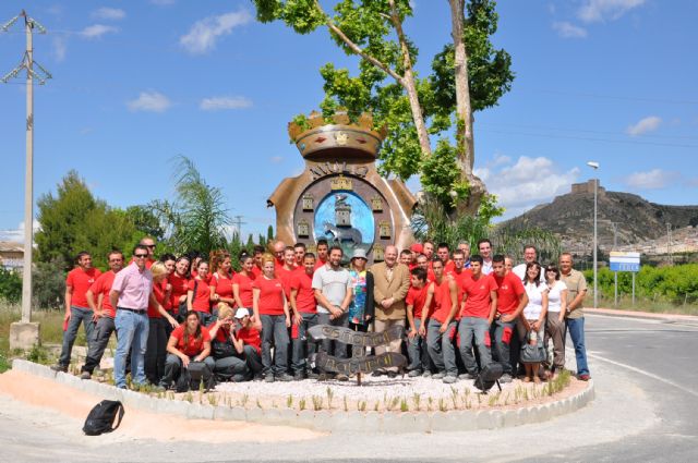 Un gran escudo de Mula realizado por la Escuela Taller preside la entrada a la ciudad - 4, Foto 4