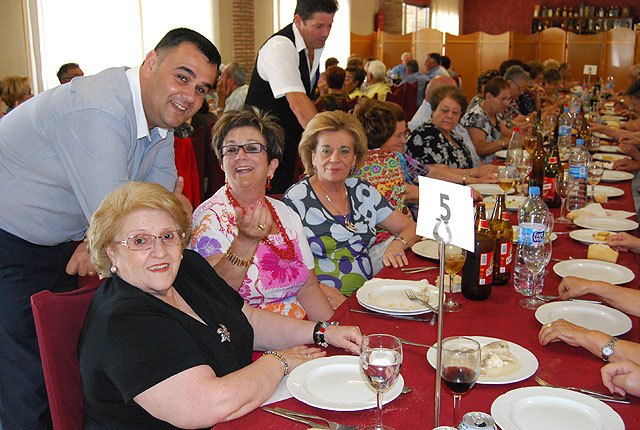Cerca de 400 socios y usuarios de los Centros de Personas Mayores celebran una comida de convivencia, Foto 1