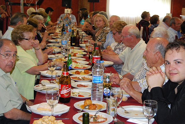 Cerca de 400 socios y usuarios de los Centros de Personas Mayores celebran una comida de convivencia, Foto 3