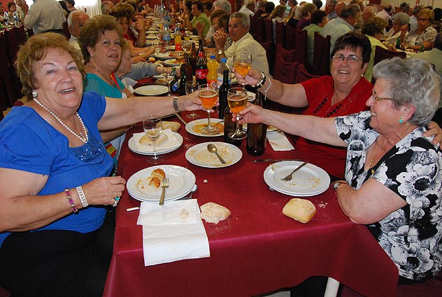 Cerca de 400 socios y usuarios de los Centros de Personas Mayores celebran una comida de convivencia, Foto 4