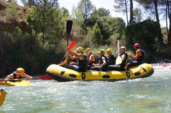 Juventud organiza la jornada de aventura con el descenso por el río Segura, enmarcada en el programa “Verano Joven 2010”, Foto 1