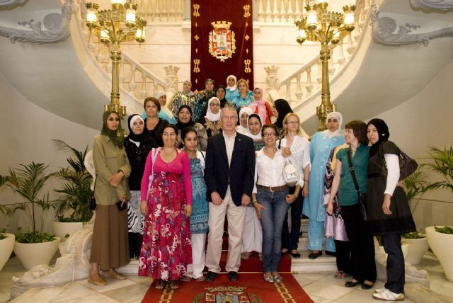 Atención Social enseña español a mujeres inmigrantes y cómo utilizar los servicios sociales y educativos - 1, Foto 1