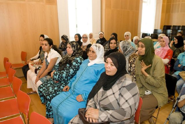 Atención Social enseña español a mujeres inmigrantes y cómo utilizar los servicios sociales y educativos - 3, Foto 3