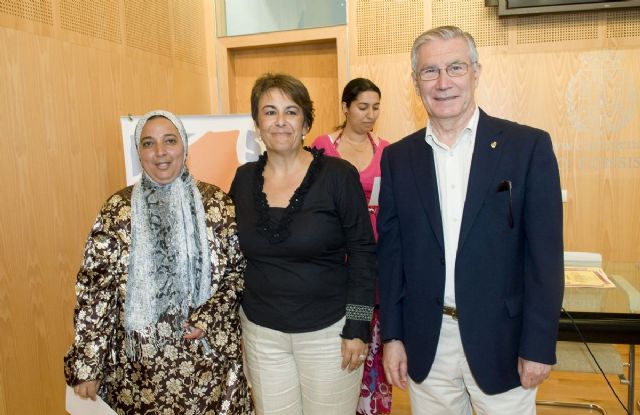 Atención Social enseña español a mujeres inmigrantes y cómo utilizar los servicios sociales y educativos - 5, Foto 5