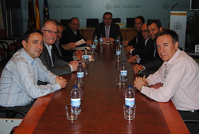 El Delegado del Gobierno impulsa una comisión mixta para buscar alternativas para el reparto de la pólvora de las Fiestas 2010 - 1, Foto 1