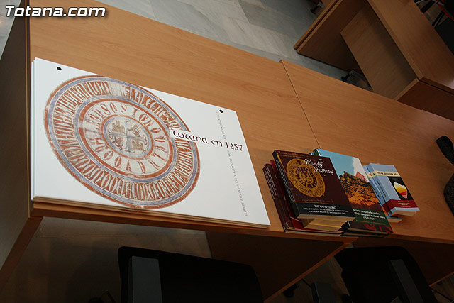 El alcalde de Totana hace entrega al ayuntamiento de Aledo 123 archivos digitales - 1