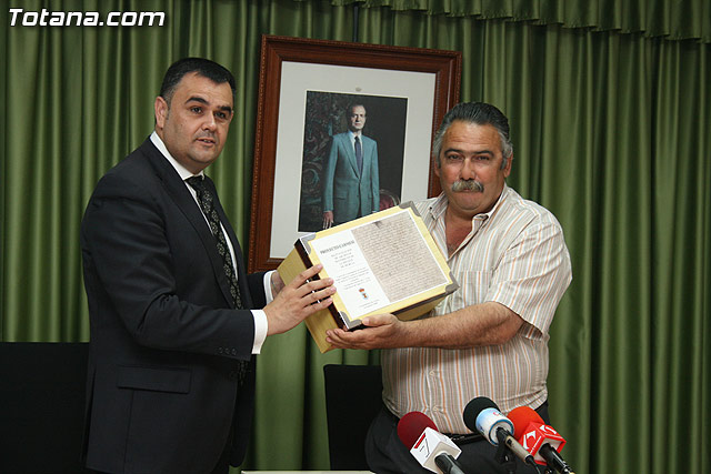 El alcalde de Totana hace entrega al ayuntamiento de Aledo 123 archivos digitales - 8