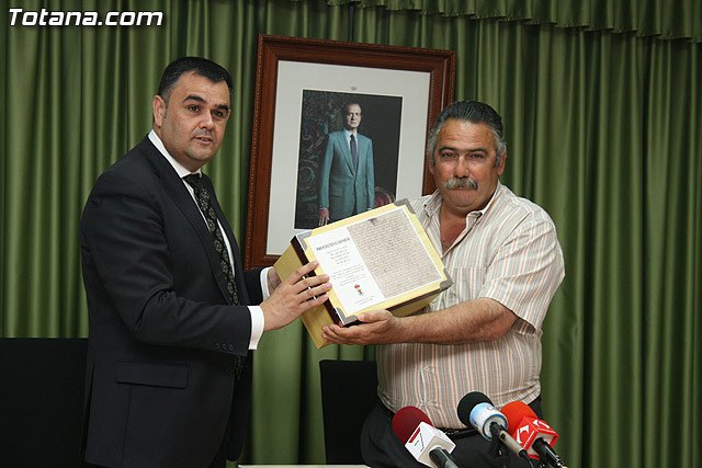 El alcalde de Totana hace entrega al ayuntamiento de Aledo 123 archivos digitales, Foto 1