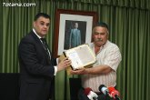 El alcalde de Totana hace entrega al ayuntamiento de Aledo 123 archivos digitales