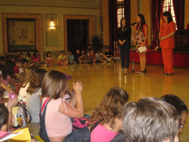 María Dolores Sánchez recibe a alumnos del colegio Santa María de La Paz de Murcia - 1, Foto 1
