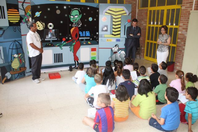 Una extraterrestre fomenta la interculturalidad entre los más pequeños - 2, Foto 2