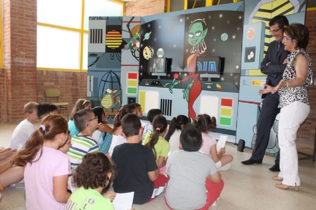 Una extraterrestre fomenta la interculturalidad entre los más pequeños - 1, Foto 1