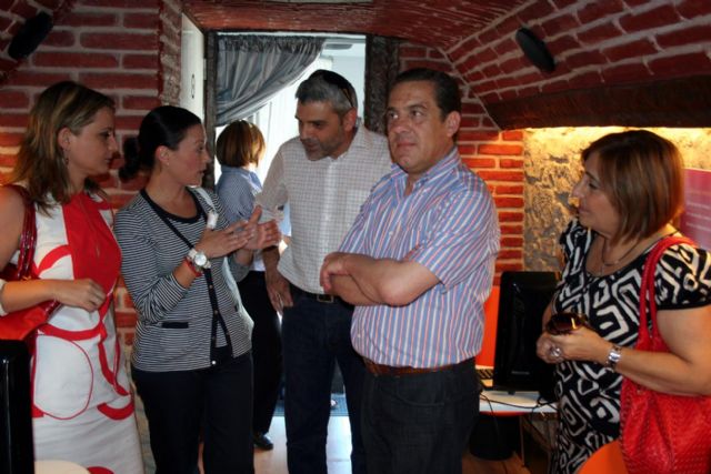 La directora del Instituto de la Mujer de la Región de Murcia visita el aula móvil de las nuevas tecnologías - 1, Foto 1
