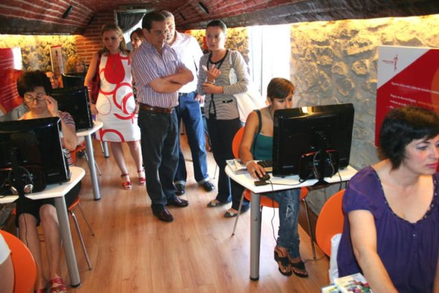 La directora del Instituto de la Mujer de la Región de Murcia visita el aula móvil de las nuevas tecnologías - 3, Foto 3