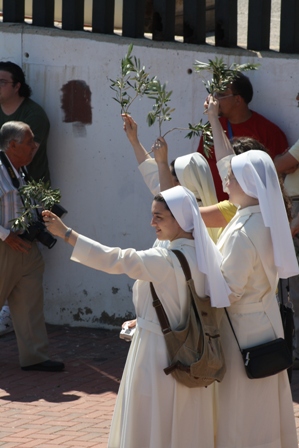 Centenares de personas acogen la Cruz de los Jvenes y el Icono de la Virgen en Cartagena - 2