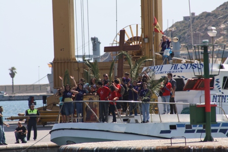 Centenares de personas acogen la Cruz de los Jvenes y el Icono de la Virgen en Cartagena - 3