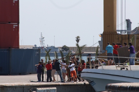 Centenares de personas acogen la Cruz de los Jvenes y el Icono de la Virgen en Cartagena - 4