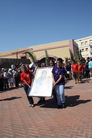 Centenares de personas acogen la Cruz de los Jvenes y el Icono de la Virgen en Cartagena - 7