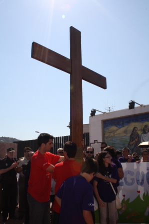 Centenares de personas acogen la Cruz de los Jvenes y el Icono de la Virgen en Cartagena - 9