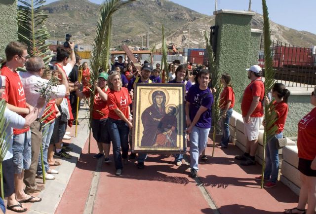 Cientos de personas acompañaron a la Cruz de los Jóvenes por Cartagena - 1, Foto 1