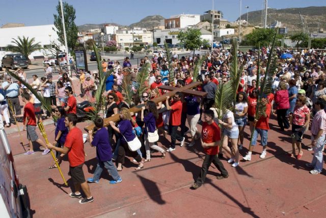 Cientos de personas acompañaron a la Cruz de los Jóvenes por Cartagena - 2, Foto 2