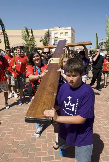 Cientos de personas acompañaron a la Cruz de los Jóvenes por Cartagena - 3, Foto 3