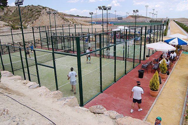 Más de 60 personas han participado en el I Torneo de Pádel que ha sido organizado por NNGG de Totana para recaudar fondos, Foto 1