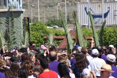 Centenares de personas acogen la Cruz de los Jóvenes y el Icono de la Virgen en Cartagena - 1, Foto 1
