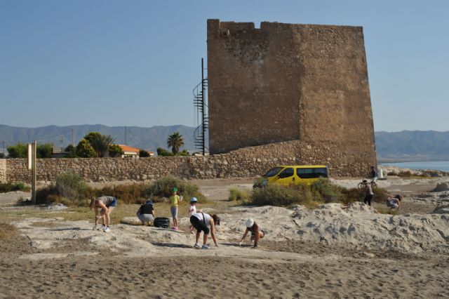 Voluntarios de A.V.A. recogieron 600 kilos de basura en las playas de Águilas - 4, Foto 4