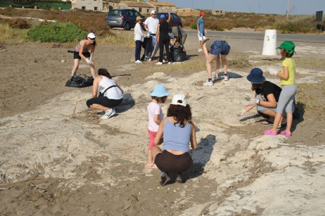 Voluntarios de A.V.A. recogieron 600 kilos de basura en las playas de Águilas - 5, Foto 5