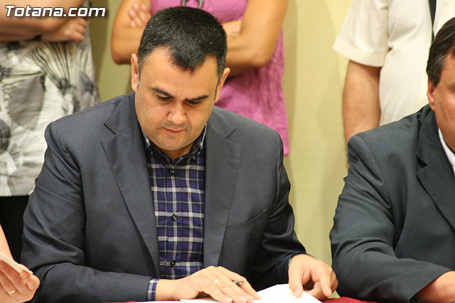 El alcalde de Totana y el consejero de Poltica Social suscriben un convenio por 114.847 euros - 2