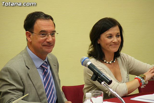 El alcalde de Totana y el consejero de Poltica Social suscriben un convenio por 114.847 euros - 3