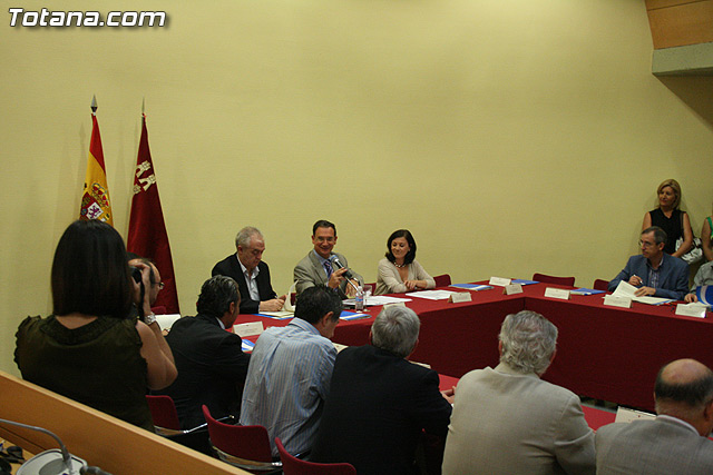 El alcalde de Totana y el consejero de Poltica Social suscriben un convenio por 114.847 euros - 4