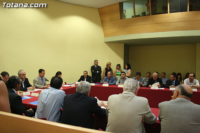 El alcalde de Totana y el consejero de Poltica Social suscriben un convenio por 114.847 euros - 7