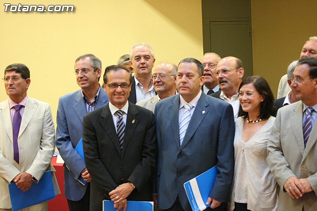 El alcalde de Totana y el consejero de Poltica Social suscriben un convenio por 114.847 euros - 16