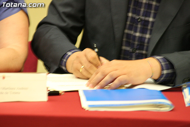 El alcalde de Totana y el consejero de Poltica Social suscriben un convenio por 114.847 euros - 11