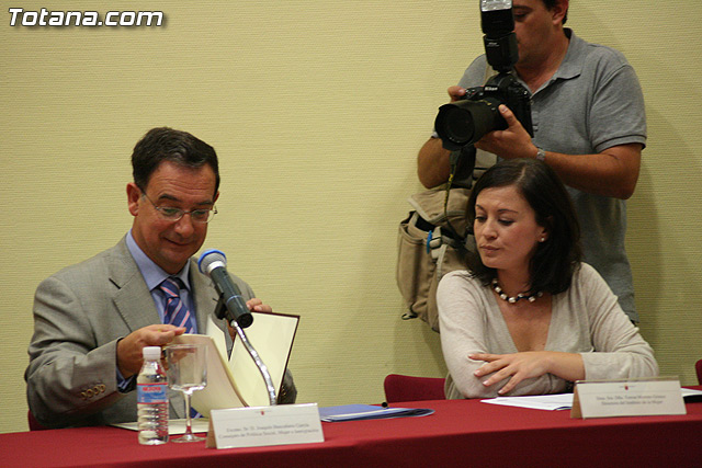 El alcalde de Totana y el consejero de Poltica Social suscriben un convenio por 114.847 euros - 12