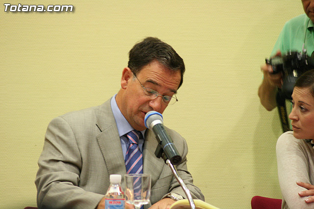 El alcalde de Totana y el consejero de Poltica Social suscriben un convenio por 114.847 euros - 13